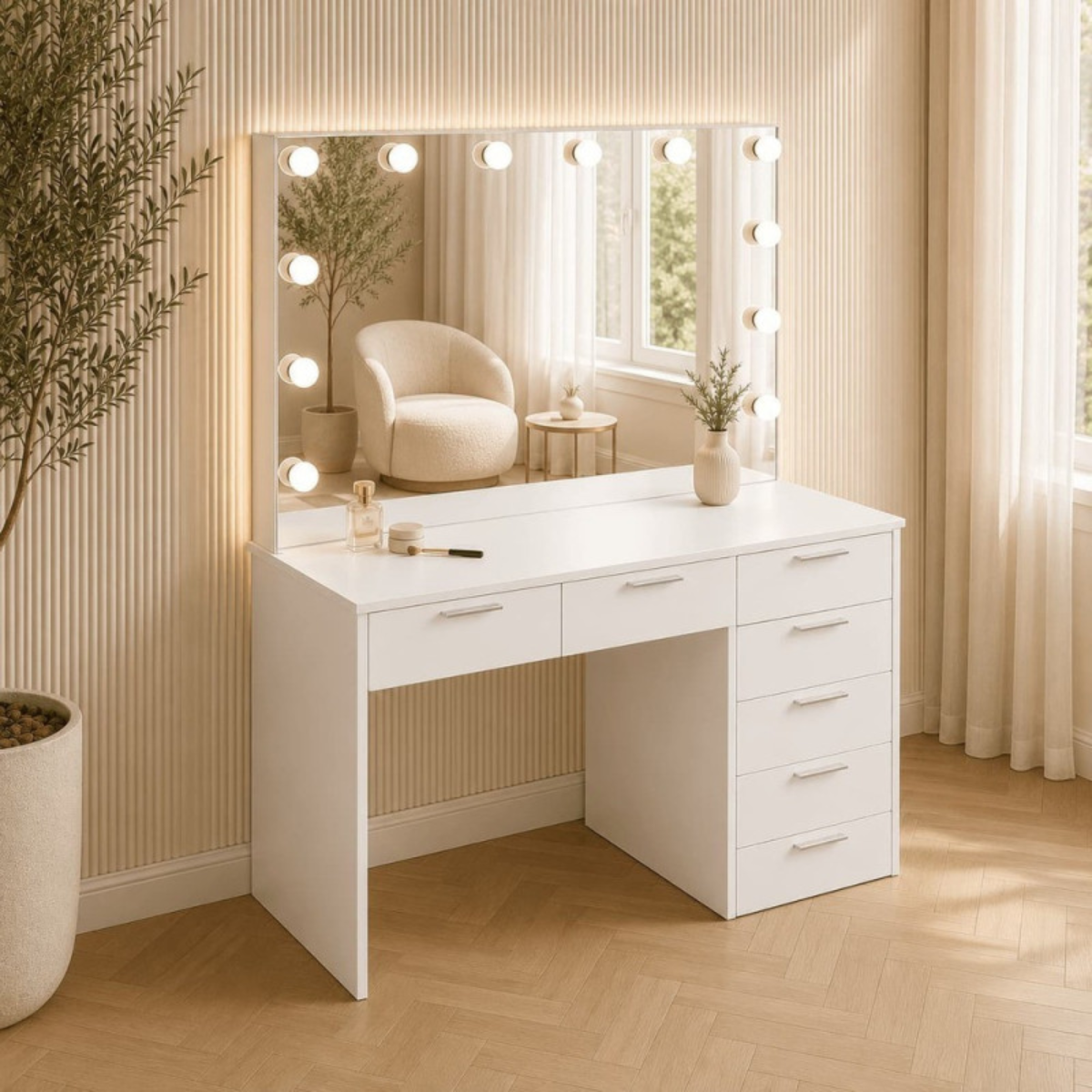 Toucador branco com espelho iluminado numa sala de luz suave