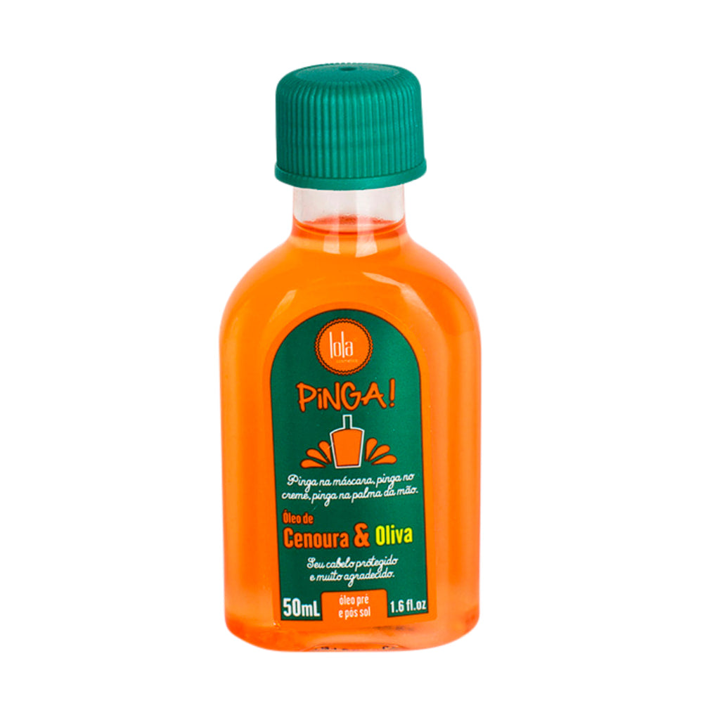 Lola Pinga Cenoura E Oliva, óleo de 50mL, em frasco transparente com óleo laranja vibrante e tampa verde escura. Este óleo de Cenoura e Oliva é ideal para uso pré e pós sol, oferecendo proteção e nutrição aos fios.