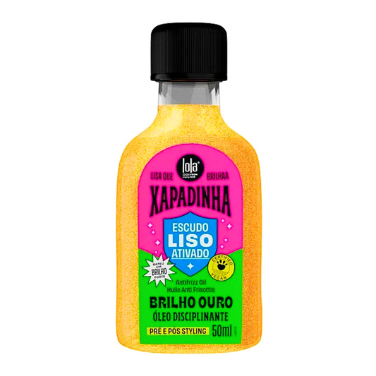 Óleo Disciplinante Lola Xapadinha Brilho Ouro 50mL, frasco transparente com conteúdo dourado e tampa preta. Proporciona efeito antifrizz e brilho intenso, sendo ideal para uso pré e pós-styling em cabelos lisos.